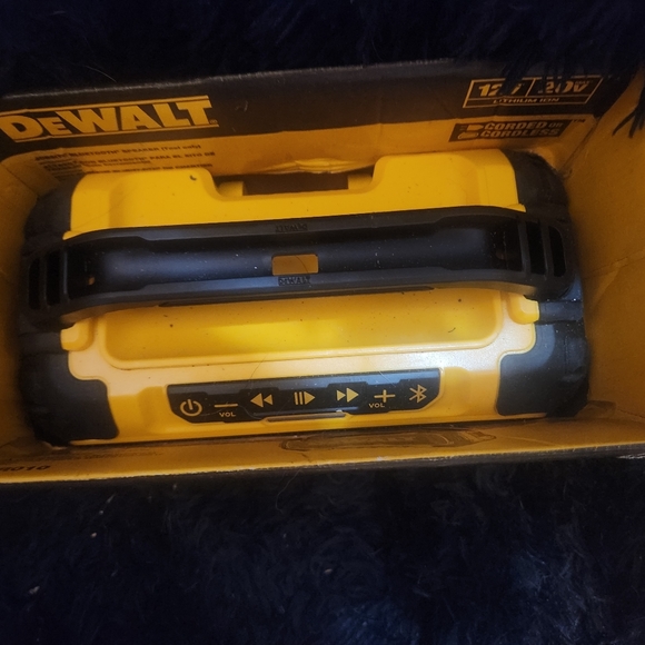 Dewalt Bluetooth radio - Picture 3 of 4